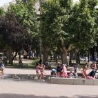 Niños se refrescan en la fuente de La Alamedilla en la primera ola de calor, el pasado mes de junio.