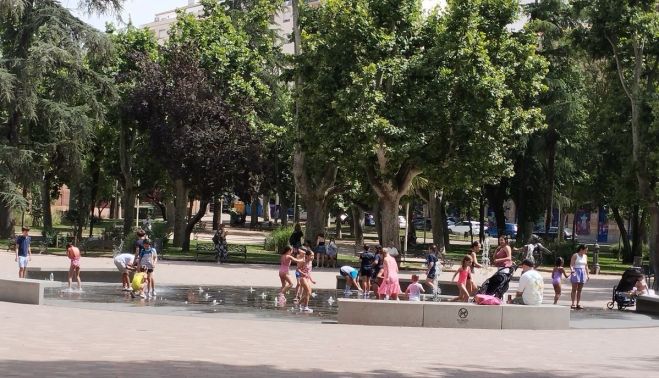 Niños se refrescan en la fuente de La Alamedilla en la primera ola de calor, el pasado mes de junio. Niños se refrescan en la fuente de La Alamedilla en la primera ola de calor, el pasado mes de junio.