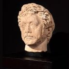 El busto/retrato realizado en mármol y hallado en Confloenta que podría corresponder al emperador romano Galieno. (Usal)