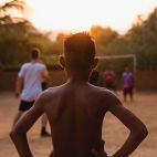 Niños jugando al fútbol. Imagen de StockSnap en Pixabay