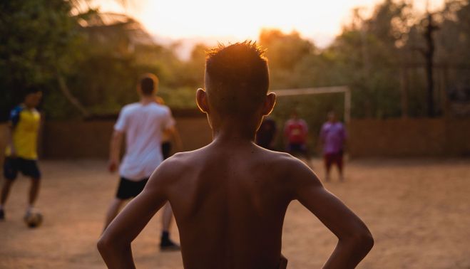 Niños jugando al fútbol. Imagen de StockSnap en Pixabay Niños jugando al fútbol. Imagen de StockSnap en Pixabay
