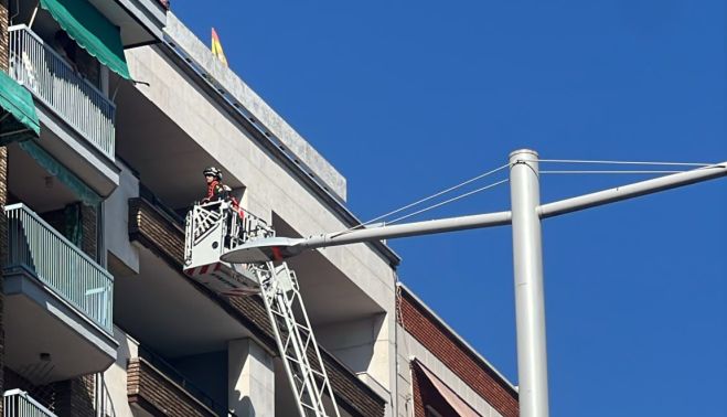 Actuación de los Bomberos en la avenida de Portugal. Actuación de los Bomberos en la avenida de Portugal.