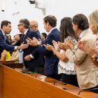 Moreno Bonilla saluda a Manuel Gavira, su ya vicepresidente de Vox, tras el debate investidura.
