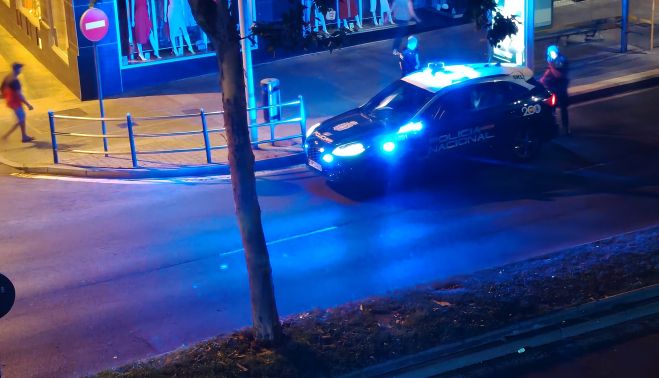 Uno de los coches de la Policía Nacional que acudió al lugar del robo en la avenida de Portugal. Uno de los coches de la Policía Nacional que acudió al lugar del robo en la avenida de Portugal.