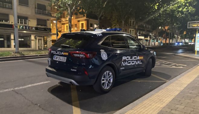 Uno de los coches de la Policía Nacional que acudió al lugar del robo en la avenida de Portugal. Uno de los coches de la Policía Nacional que acudió al lugar del robo en la avenida de Portugal.