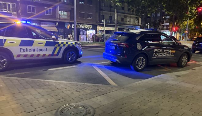 Una patrulla de la Policía Local y otra de la Nacional en el lugar del robo en la avenida de Portugal. Una patrulla de la Policía Local y otra de la Nacional en el lugar del robo en la avenida de Portugal.