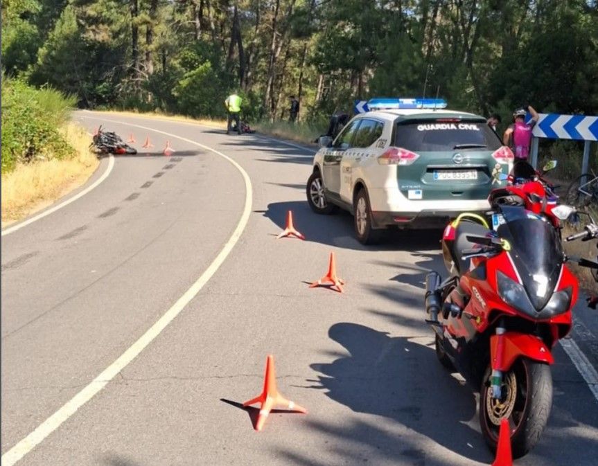 Agentes de la Guardia Civil en el lugar del accidente de las dos motos. 