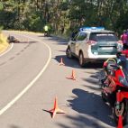 Agentes de la Guardia Civil en el lugar del accidente de las dos motos. 