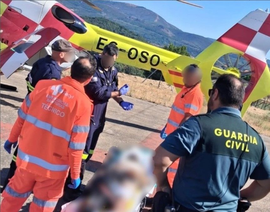 Guardias Civiles y sanitarios atienden al herido. 