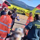 Guardias Civiles y sanitarios atienden al herido. 