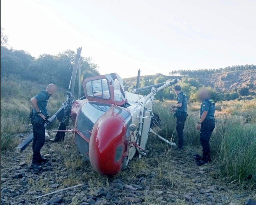 Agentes de la Guardia Civil, junto al helicóptero siniestrado. 