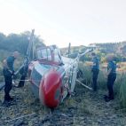 Agentes de la Guardia Civil, junto al helicóptero siniestrado. 