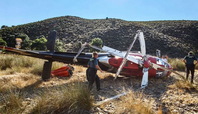 Jose Vicente / ICAL. Imágenes del estado en el que quedó el helicóptero de extinción después del accidente registrado ayer al atardecer durante la intervención en el incendio de Villar de la Yegua (Salamanca) Jose Vicente / ICAL. Imágenes del estado en el que quedó el helicóptero de extinción después del accidente registrado ayer al atardecer durante la intervención en el incendio de Villar de la Yegua (Salamanca)