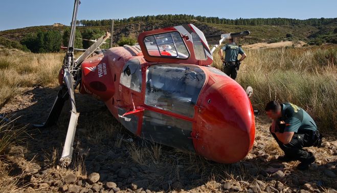 Jose Vicente / ICAL. Imágenes del estado en el que quedó el helicóptero de extinción después del accidente registrado ayer al atardecer durante la intervención en el incendio de Villar de la Yegua (Salamanca) Jose Vicente / ICAL. Imágenes del estado en el que quedó el helicóptero de extinción después del accidente registrado ayer al atardecer durante la intervención en el incendio de Villar de la Yegua (Salamanca)