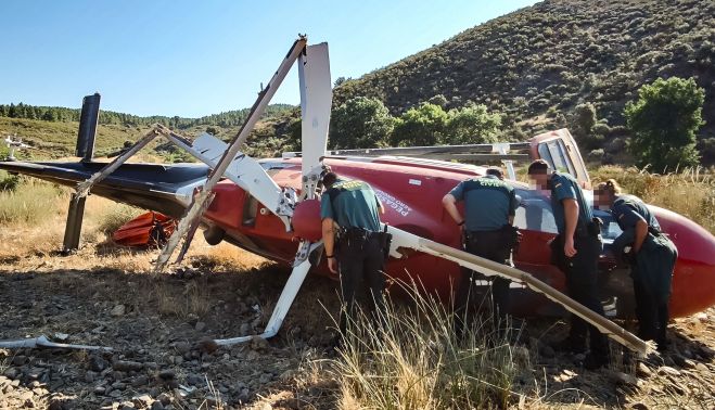 Jose Vicente / ICAL. Imágenes del estado en el que quedó el helicóptero de extinción después del accidente registrado ayer al atardecer durante la intervención en el incendio de Villar de la Yegua (Salamanca) Jose Vicente / ICAL. Imágenes del estado en el que quedó el helicóptero de extinción después del accidente registrado ayer al atardecer durante la intervención en el incendio de Villar de la Yegua (Salamanca)