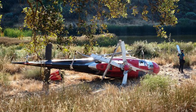 Jose Vicente / ICAL. Imágenes del estado en el que quedó el helicóptero de extinción después del accidente registrado ayer al atardecer durante la intervención en el incendio de Villar de la Yegua (Salamanca) Jose Vicente / ICAL. Imágenes del estado en el que quedó el helicóptero de extinción después del accidente registrado ayer al atardecer durante la intervención en el incendio de Villar de la Yegua (Salamanca)