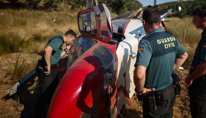 Jose Vicente / ICAL. Imágenes del estado en el que quedó el helicóptero de extinción después del accidente registrado ayer al atardecer durante la intervención en el incendio de Villar de la Yegua (Salamanca) Jose Vicente / ICAL. Imágenes del estado en el que quedó el helicóptero de extinción después del accidente registrado ayer al atardecer durante la intervención en el incendio de Villar de la Yegua (Salamanca)