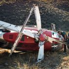 Jose Vicente / ICAL. Imágenes del estado en el que quedó el helicóptero de extinción después del accidente registrado ayer al atardecer durante la intervención en el incendio de Villar de la Yegua (Salamanca)