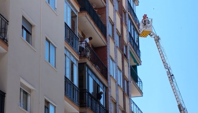 Bomberos accediendo al inmueble ubicado en las proximidades del parque de Garrido. Bomberos accediendo al inmueble ubicado en las proximidades del parque de Garrido.
