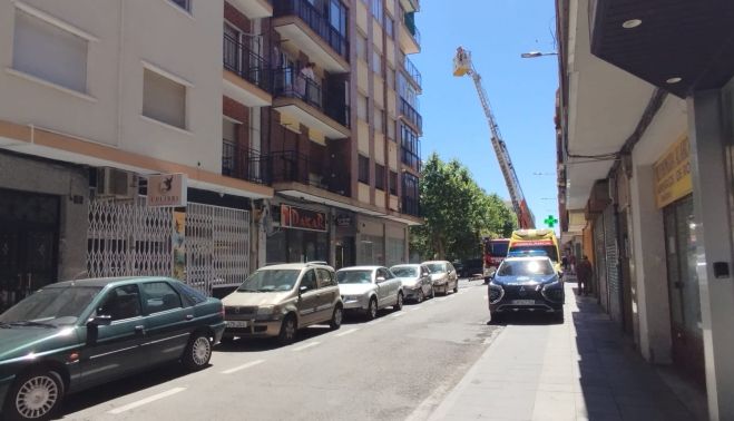 Bomberos accediendo al inmueble ubicado en las proximidades del parque de Garrido. Bomberos accediendo al inmueble ubicado en las proximidades del parque de Garrido.