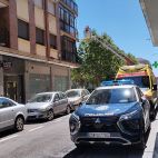 Una dotación de la Policía Nacional, una ambulancia y bomberos accediendo al inmueble ubicado en las proximidades del parque de Garrido. 