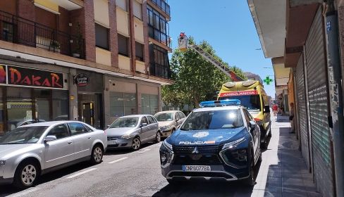 Una dotación de la Policía Nacional, una ambulancia y bomberos accediendo al inmueble ubicado en las proximidades del parque de Garrido. 