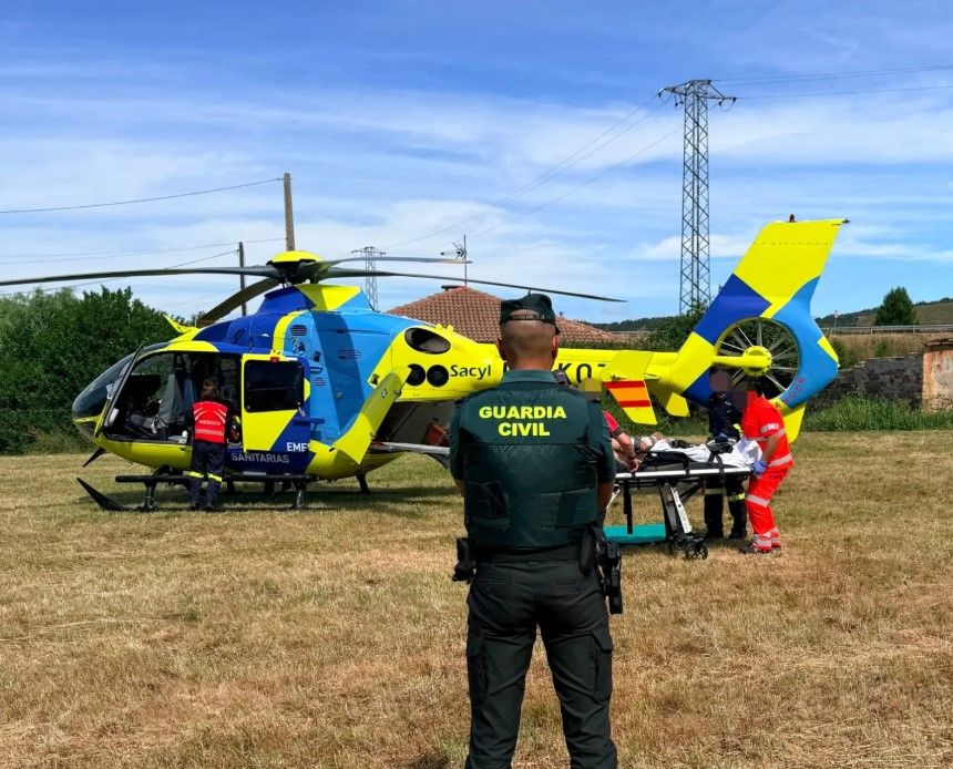 Guardia civil, personal sanitario y el helicóptero medicalizado. Foto. Guardia Ciivl. (ARCHIVO) Guardia civil, personal sanitario y el helicóptero medicalizado. Foto. Guardia Ciivl. (ARCHIVO)