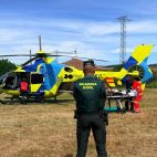 Guardia civil, personal sanitario y el helicóptero medicalizado. Foto. Guardia Ciivl. (ARCHIVO) 