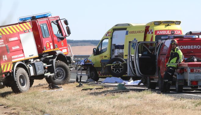  Brágimo / ICAL. Cuatro fallecidos de una familia y una niña herida muy grave en un accidente en la A-67, en Herrera de Pisuerga (Palencia) 