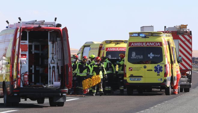  Brágimo / ICAL. Cuatro fallecidos de una familia y una niña herida muy grave en un accidente en la A-67, en Herrera de Pisuerga (Palencia)