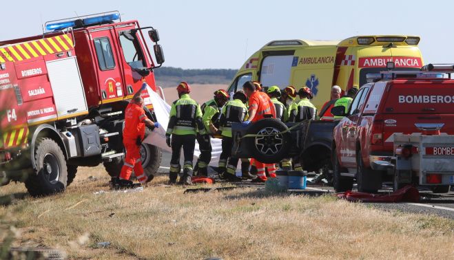  Brágimo / ICAL. Cuatro fallecidos de una familia y una niña herida muy grave en un accidente en la A-67, en Herrera de Pisuerga (Palencia)