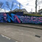 El grafiti de Saelices el Chico en la entrada del pueblo. 