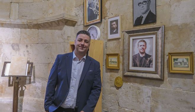 Rubén Legidos, junto a un retrato de Atilano Coco, reverendo anglicano asesinado en la Guerra Civil. 