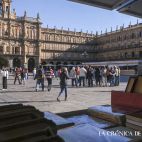 Feria del Libro Antiguo y de Ocasión en la Plaza Mayor de Salamanca. Fotografía. Pablo de la Peña. (ARCHIVO)