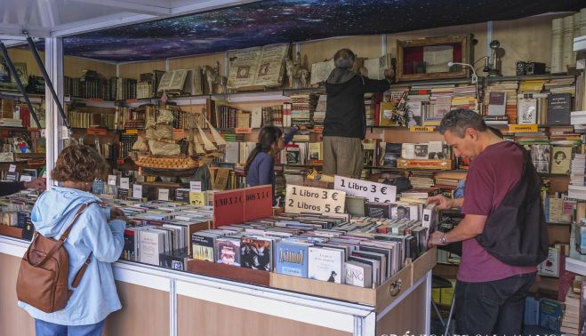 Una de las librerías en la Feria del Libro Antiguo y de Ocasión. Fotografía. Pablo de la Peña. (ARCHIVO)