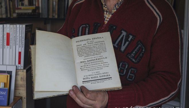Un librero de la Feria del Libro Antiguo y de Ocasión. Fotografía. Pablo de la Peña. (ARCHIVO)
