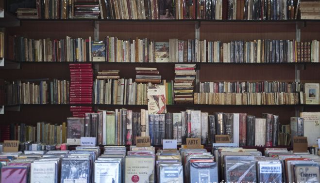 Una de las librerías en la Feria del Libro Antiguo y de Ocasión. Fotografía. Pablo de la Peña. (ARCHIVO)