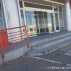 La puerta del supermercado, que antes era una tienda de muebles.