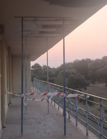 Terraza apuntalada en el hospital de Los Montalvos. 