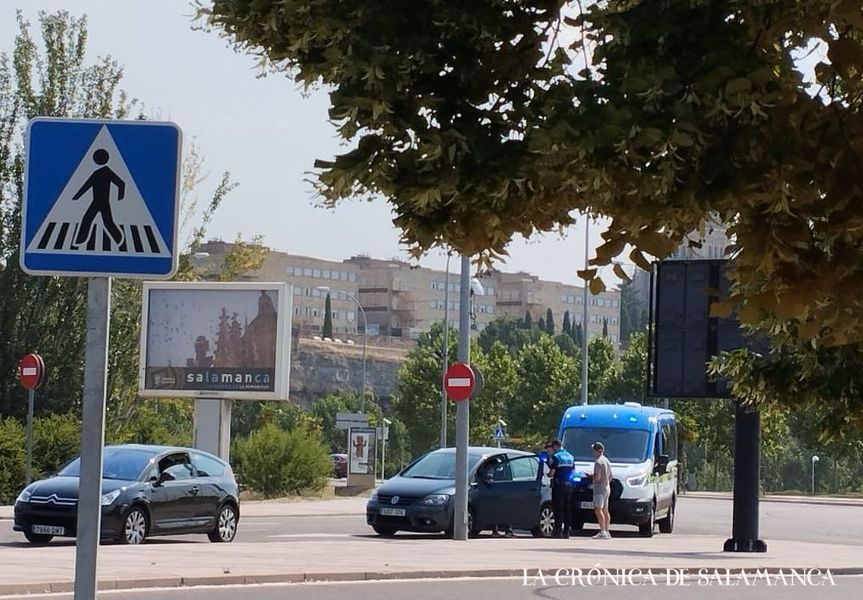 La Policía Local y los dos coches implicados en el accidente de trafico ocurrido en la rotonda de la Charrería. La Policía Local y los dos coches implicados en el accidente de trafico ocurrido en la rotonda de la Charrería.