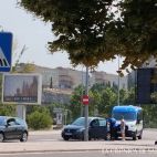 La Policía Local y los dos coches implicados en el accidente de trafico ocurrido en la rotonda de la Charrería.