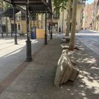Banco levantado de su sitio en la plaza de San Justo. Banco levantado de su sitio en la plaza de San Justo.