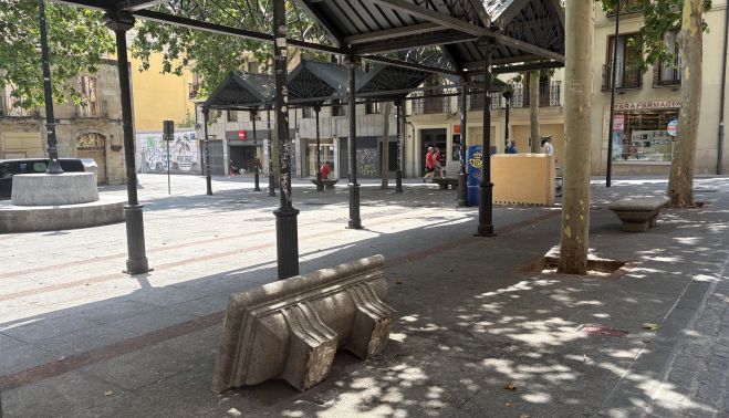 Banco levantado de su sitio en la plaza de San Justo. Banco levantado de su sitio en la plaza de San Justo.