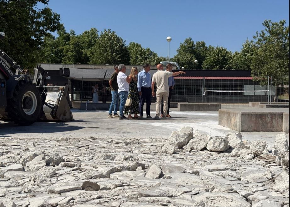 Visita oficial del alcalde a las obras en Würzburg para poner una fuente chorros en el suelo y la rana gigante.