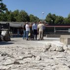 Visita oficial del alcalde a las obras en Würzburg para poner una fuente chorros en el suelo y la rana gigante.