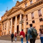 Estudiantes de la Usal juto al Palacio de Anaya, sede de la Facultad de Filología.