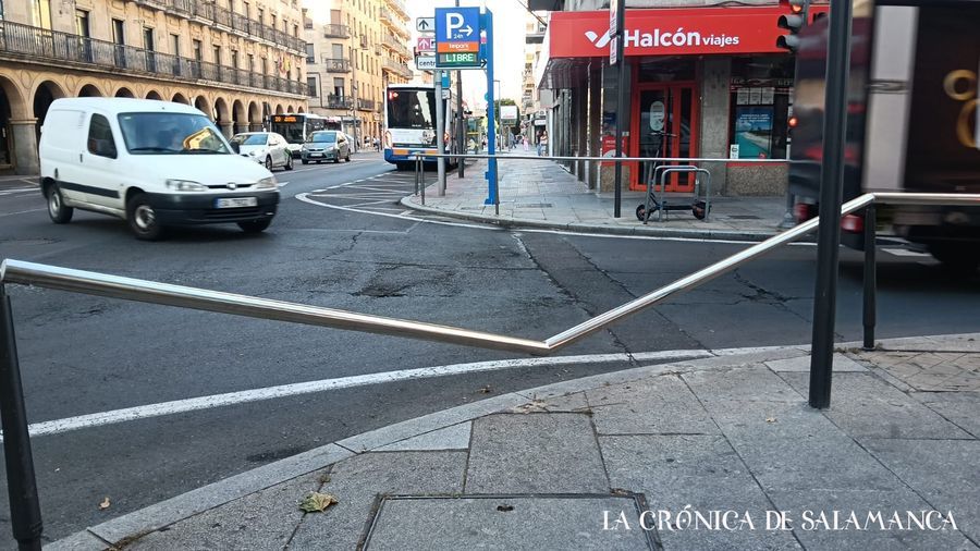 La valla rota en el cruce de Correhuela con Gran Vía, tras el accidente. (Foto: Pablo de la Peña)