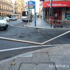 La valla rota en el cruce de Correhuela con Gran Vía, tras el accidente. (Foto: Pablo de la Peña)