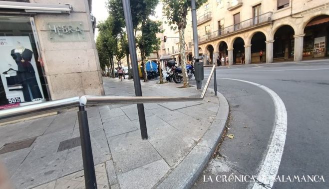 La valla rota en el cruce de Correhuela con Gran Vía, tras el accidente. (Foto: Pablo de la Peña) La valla rota en el cruce de Correhuela con Gran Vía, tras el accidente. (Foto: Pablo de la Peña)