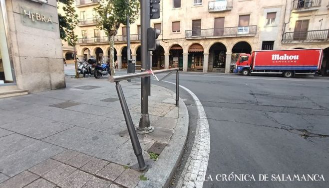 La valla rota en el cruce de Correhuela con Gran Vía, tras el accidente. (Foto: Pablo de la Peña) La valla rota en el cruce de Correhuela con Gran Vía, tras el accidente. (Foto: Pablo de la Peña)